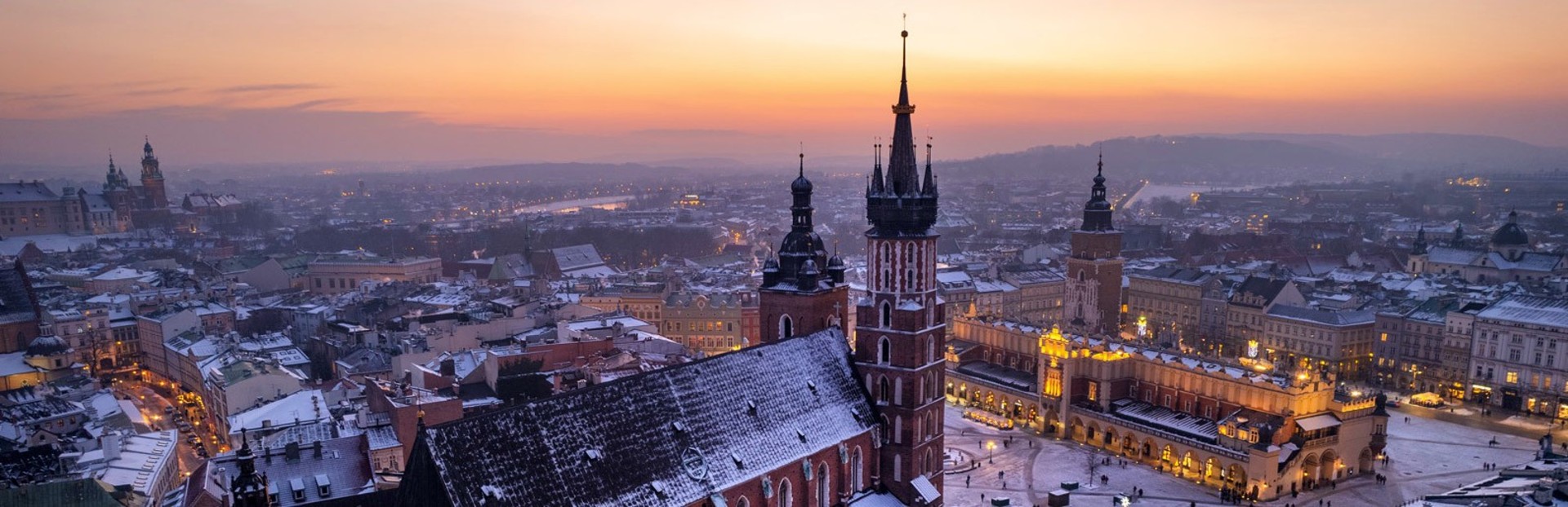 Widok na Bazylikę Mariacką w Krakowie. Na zdjęciu widać od Zamek Królewski na Wawelu, Bazylikę Mariacką, Sukiennice, Rynek, Wieżę Ratuszową