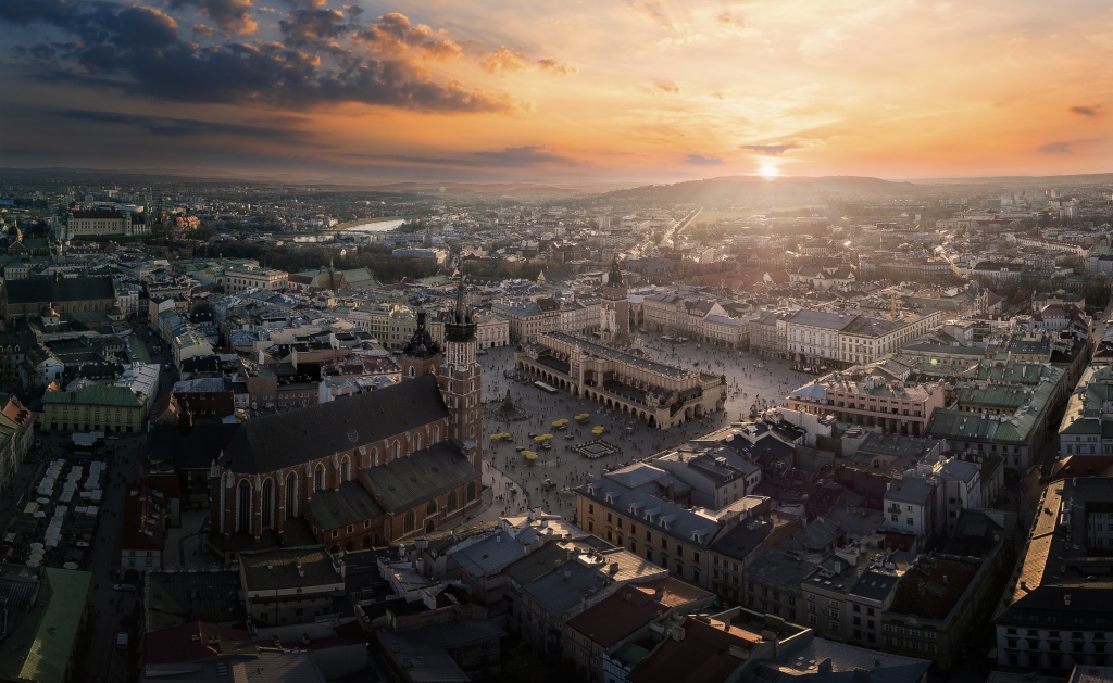 Zdjęcie przedstawia Kraków okazany od góry. Zdjęcie reklamuje mapę krakowskiej gastronomii. 