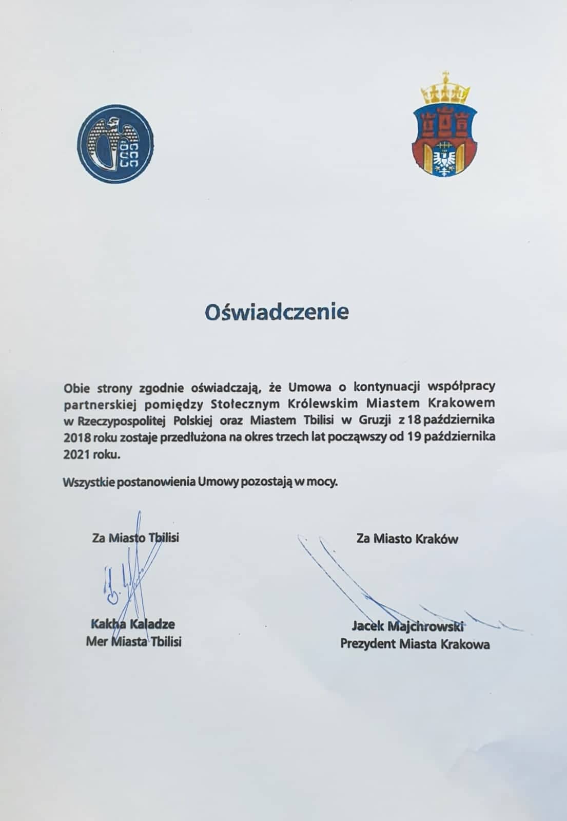 Oświadczenie o przedłużeniu umowy o współracy Krakowa i Tbilisi. Tekst w języku polskim. U góry herby miast